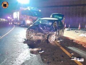Choque frontal entre dos coches en la N-220 en Manises